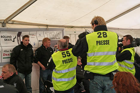 Pressen samlet i VIP teltet hos Team Aarhus Racing.